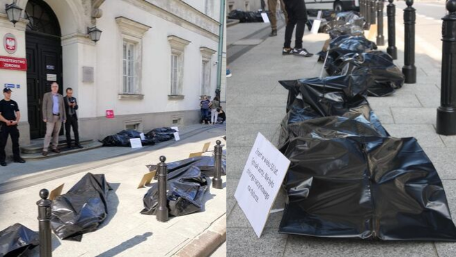 Pracownicy ochrony zdrowia z brutalnym protestem: udawane zwłoki pod ministerstwem