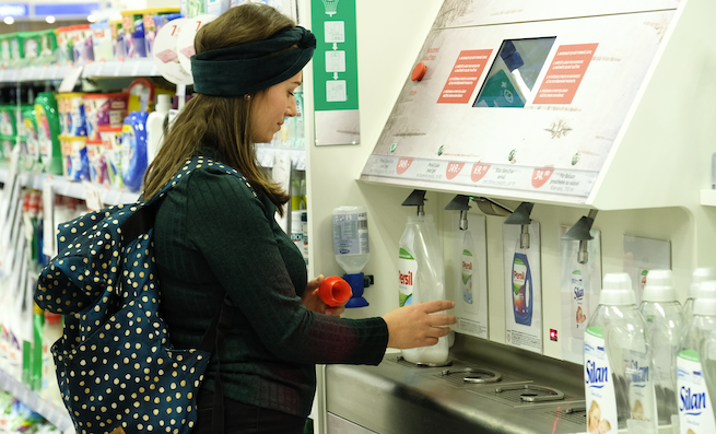 Czechy: Rossmann testuje automaty dla klientów do ponownego napełniania butelek