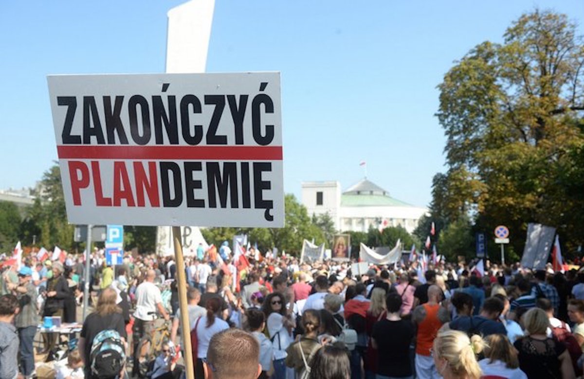 Badanie: 45% Polaków nie skorzystałoby ze szczepienia na COVID-19