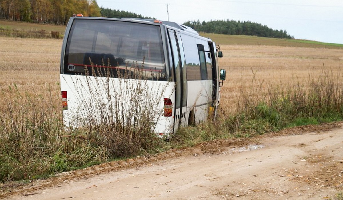 Podlaskie: mężczyzna ukradł autobus, ale ugrzązł nim w polu, więc ukradł następny
