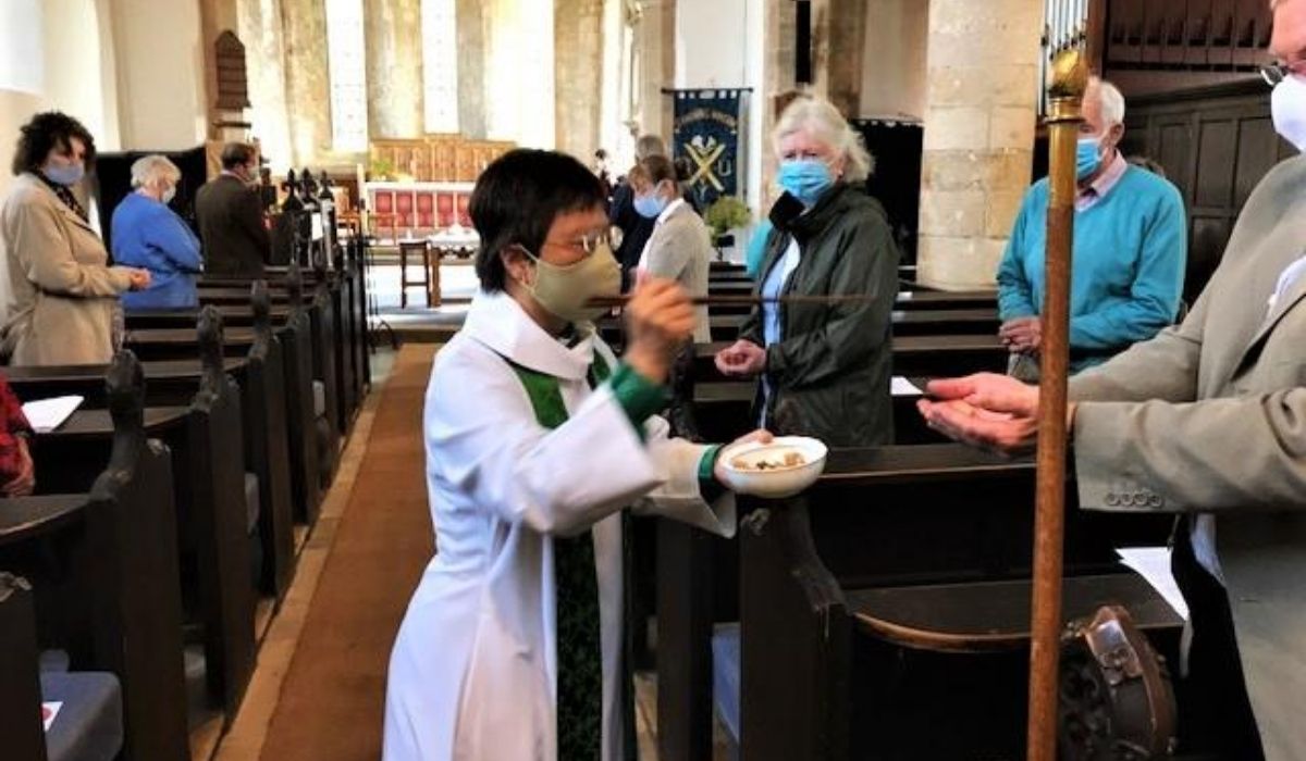 Dystans społeczny w kościele w Anglii: komunia rozdawana pałeczkami