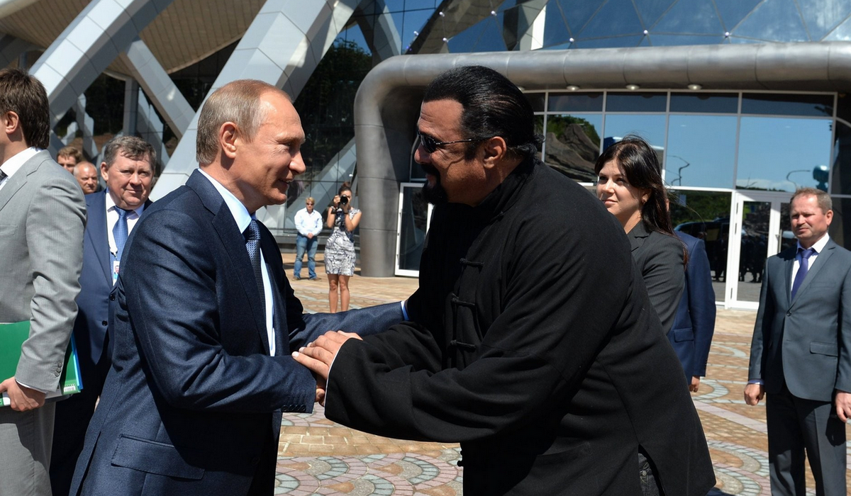 Steven Seagal otrzymał od Putina medal za działalność humanitarną i krzewienie kultury
