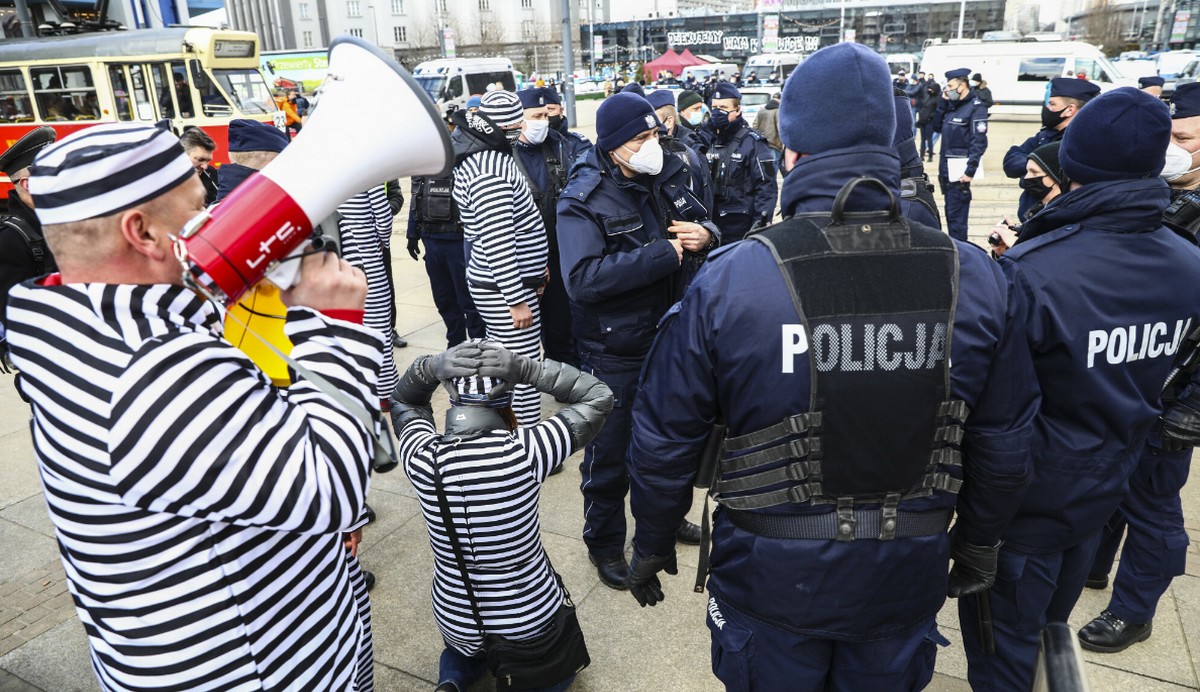 Katowice: na "Marszu o Wolność" pojawili się demonstranci przebrani za więźniów obozu koncentracyjnego