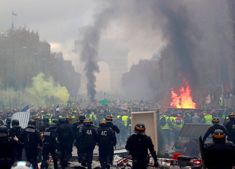 Francuski rząd wycofuje się z podwyżek podatku paliwowego