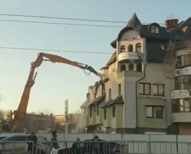 Trwa rozbiórka Czarnego Kota, nagrano "historyczną chwilę dla stolicy"