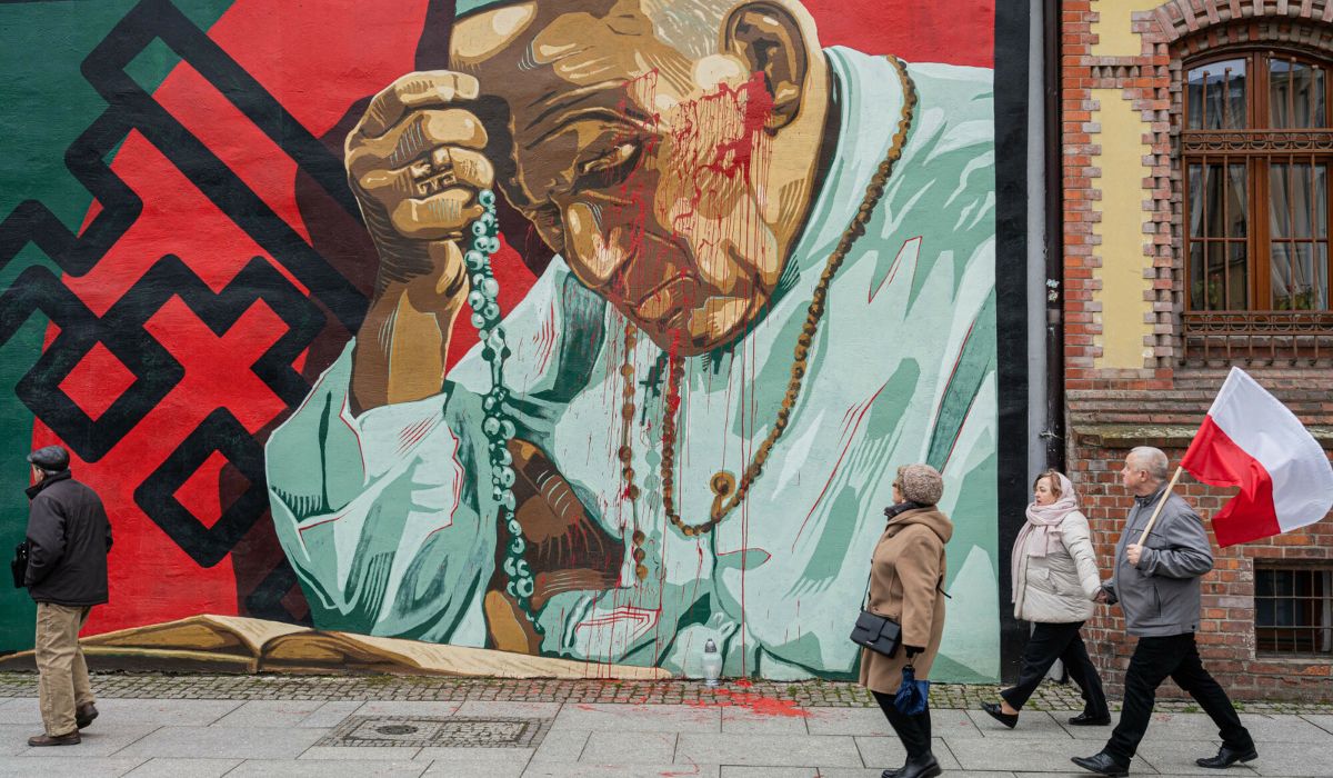 Wrocław: mural z Janem Pawłem II został oblany czerwoną farbą