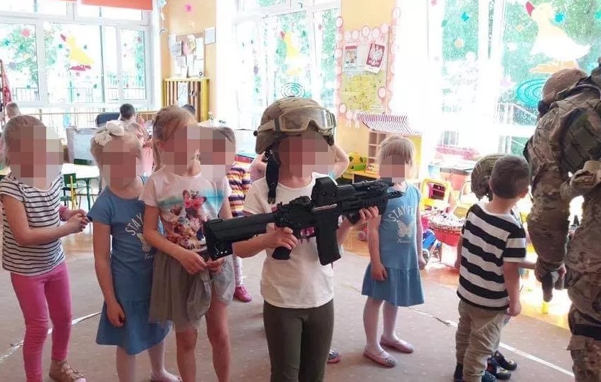 Szczecin: przedszkole tłumaczy się z zaproszenia pseudożołnierzy promujących broń