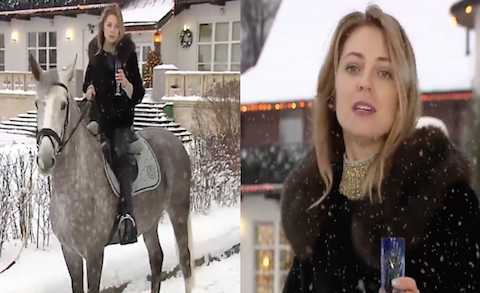 Rosyjska deputowana składa życzenia, pijąc szampana na koniu