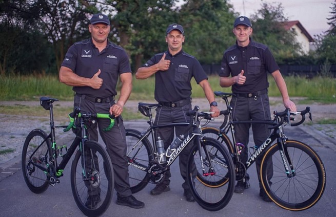 Funkcjonariusze zakładu karnego przejadą 500 km rowerami, by pomóc chorej dziewczynce