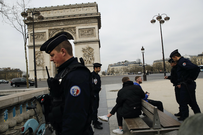 Francja: lekarze chcą postawić premiera przed Trybunałem Stanu za wybory w czasie pandemii