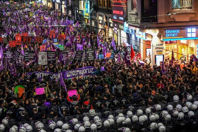 Kilkanaście tysięcy kobiet na Nocnym Marszu Feministycznym w Stambule. Policja użyła gazu łzawiącego
