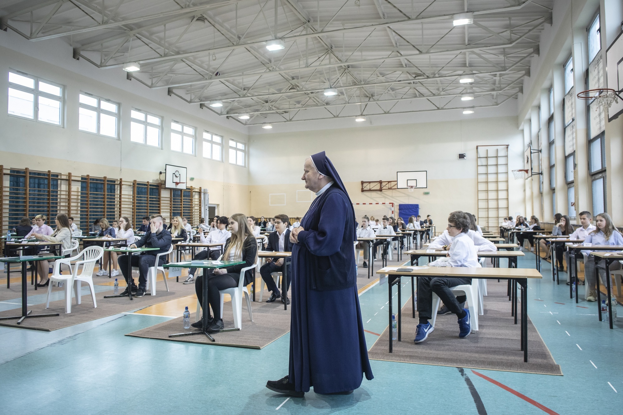 Egzaminy gimnazjalne "uratowane" przez katechetów, leśników, służbę więzienną i strażaków