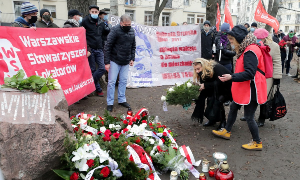 Ludzie zebrali się ze zniczami i zastanawiają się, czy nie dałoby się wyjaśnić śmierci Joli Brzeskiej