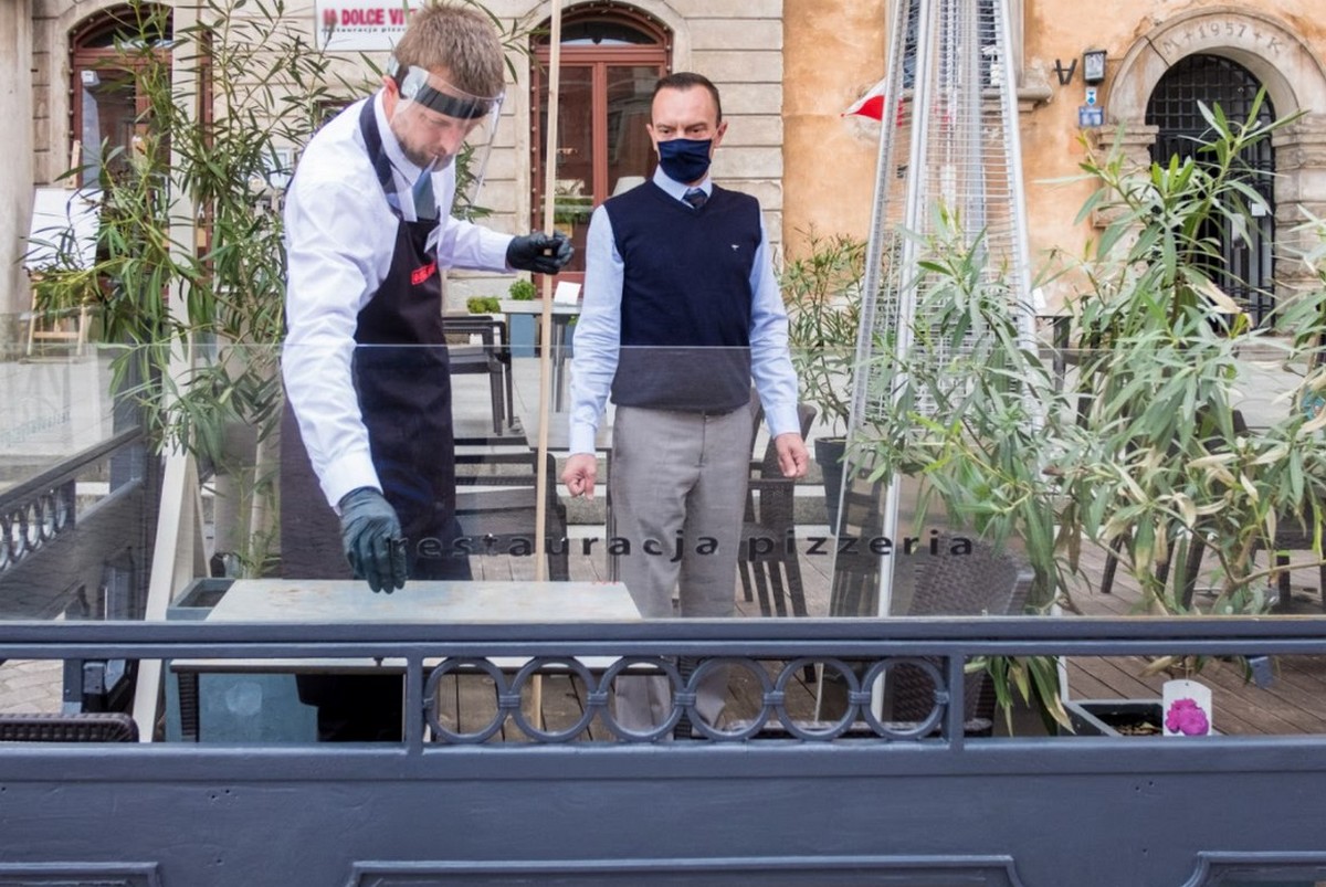 Wiele miast zdecydowało się na obniżkę czynszu dla całej gastronomii, za najem zapłacą złotówkę