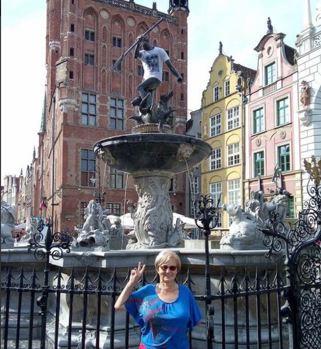 Danuta i Lech Wałęsa popierają zakładanie koszulek na pomniki