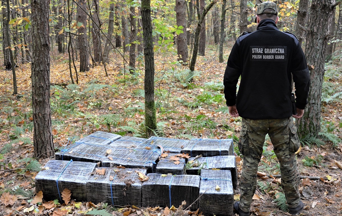 Nad Bugiem: albo papierosy mają tarło, albo komuś nie udało się przeszmuglować 9000 paczek fajek