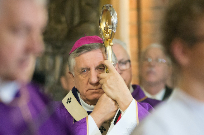 Abp Dzięga leci w kulki i sugeruje, że woda święcona nie roznosi wirusa, bo "Chrystus nie roznosi wirusa"