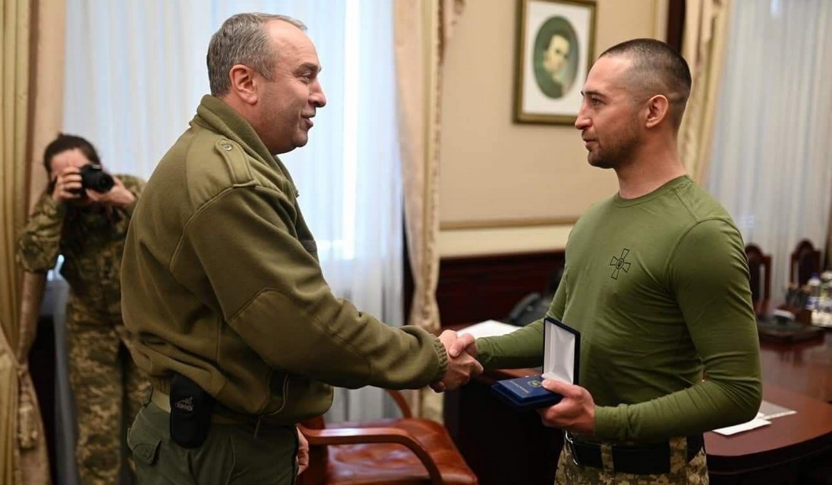 Roman, który polecił rosyjskiemu okrętowi wojennemu, żeby się p*******ł wrócił na wolność i dostał medal