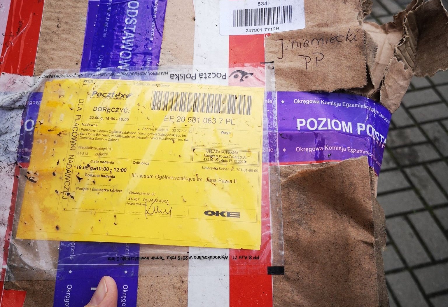 Śląsk: paczka z maturami do sprawdzenia znaleziona na chodniku