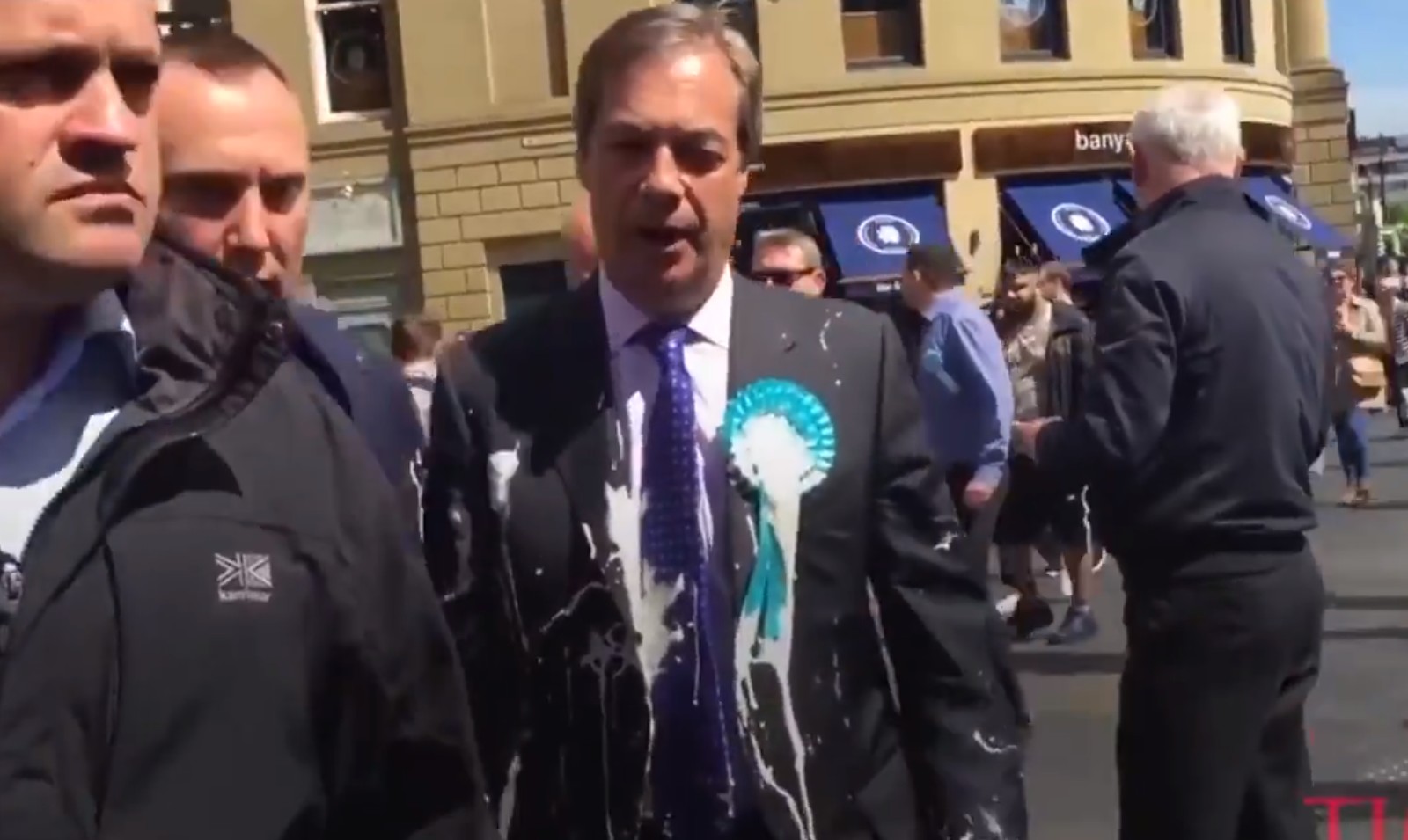 Nigel Farage został otoczony w brexitobusie przez ludzi, którzy chcieli rzucić w niego szejkiem