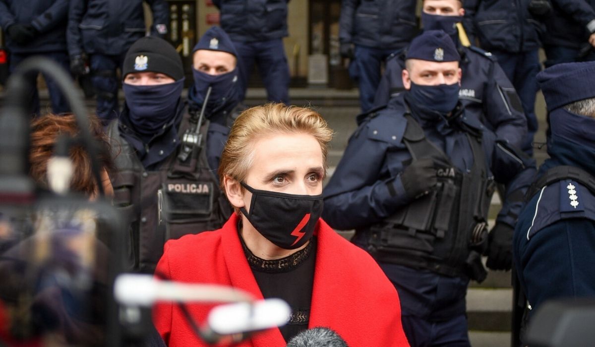 Policja: Scheuring-Wielgus przekazała protestującym nazwisko policjanta, teraz jego żona dostaje hejterskie wpisy