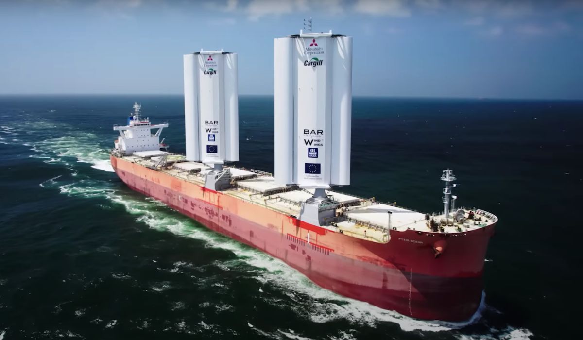 Ekostatek z nowoczesnymi żaglami wyruszył w pierwszy rejs, ma zredukować emisję CO2 o 30%