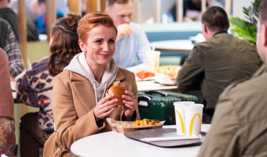 Aktorka Katarzyna Zielińska wystąpiła w kampanii "Zdrowiej" i chwilę potem w kampanii McDonald's