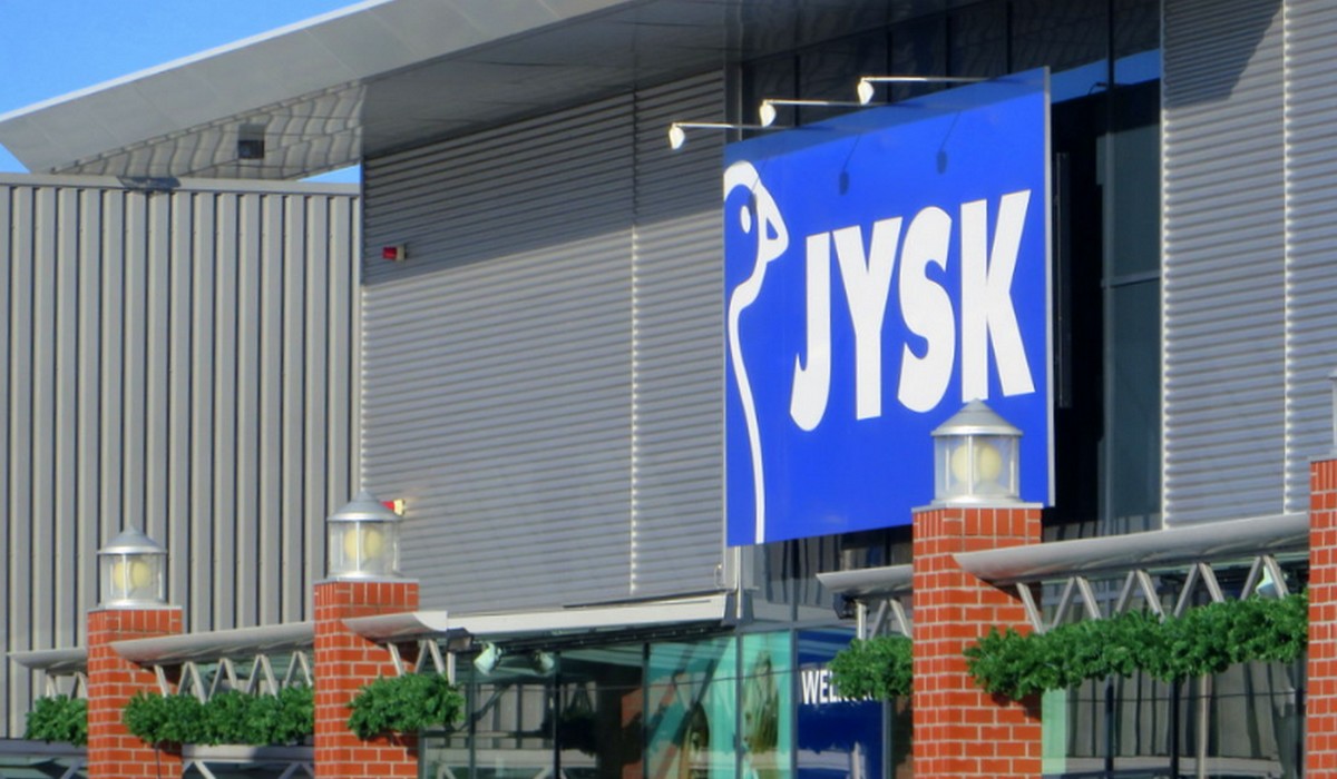 JYSK przekazuje maty wycofane ze sprzedaży bezdomnym oraz schroniskom