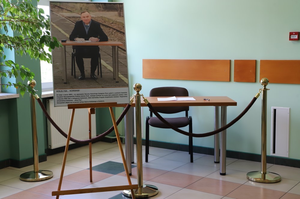 Końskie: stolik, fotel i długopis prezydenta trafiły na wystawę