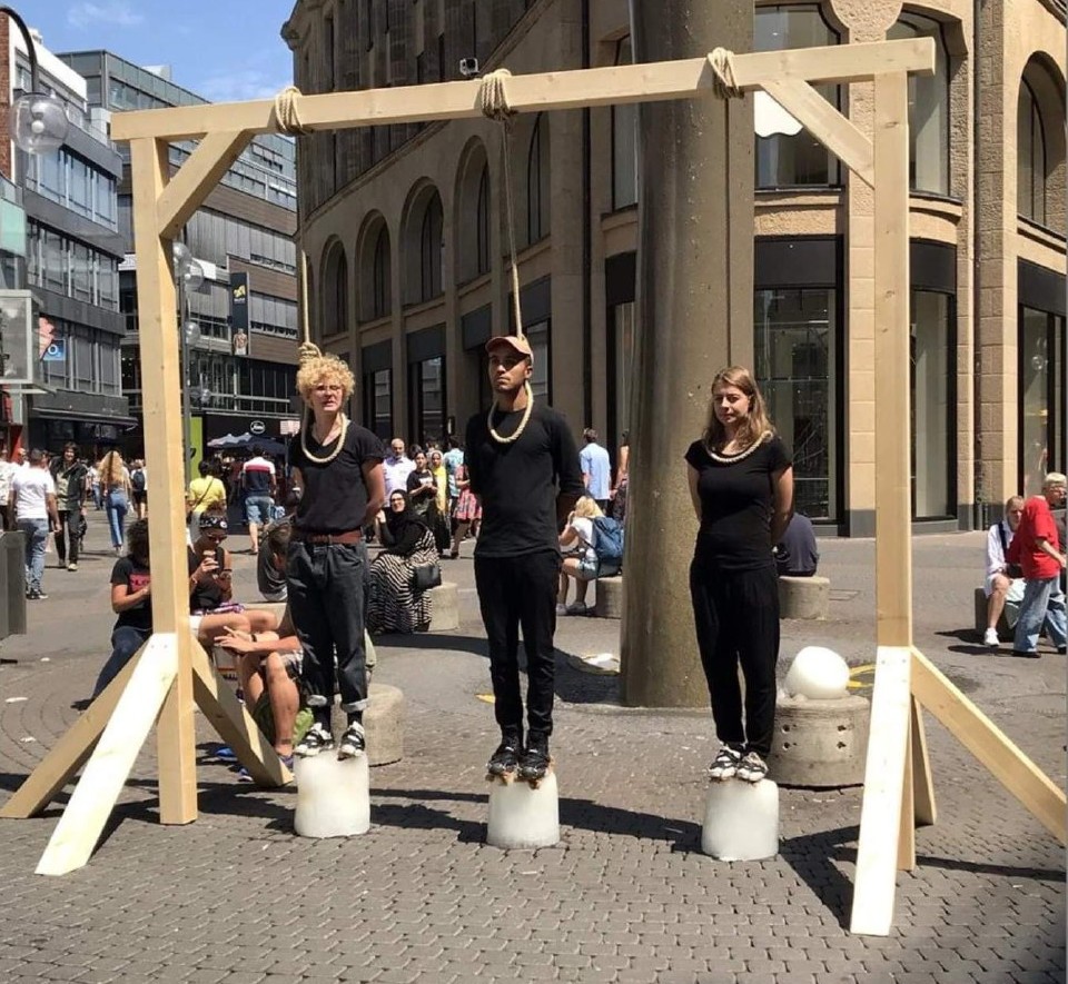 Niemcy: demonstracja Extinction Rebellion w Kolonii, "skazani" stali na bryłach lodu