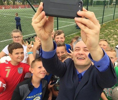 "Wyborcza" o Biedroniu: "Szybko wchodzi w buty przeciętnego polskiego krętacza"