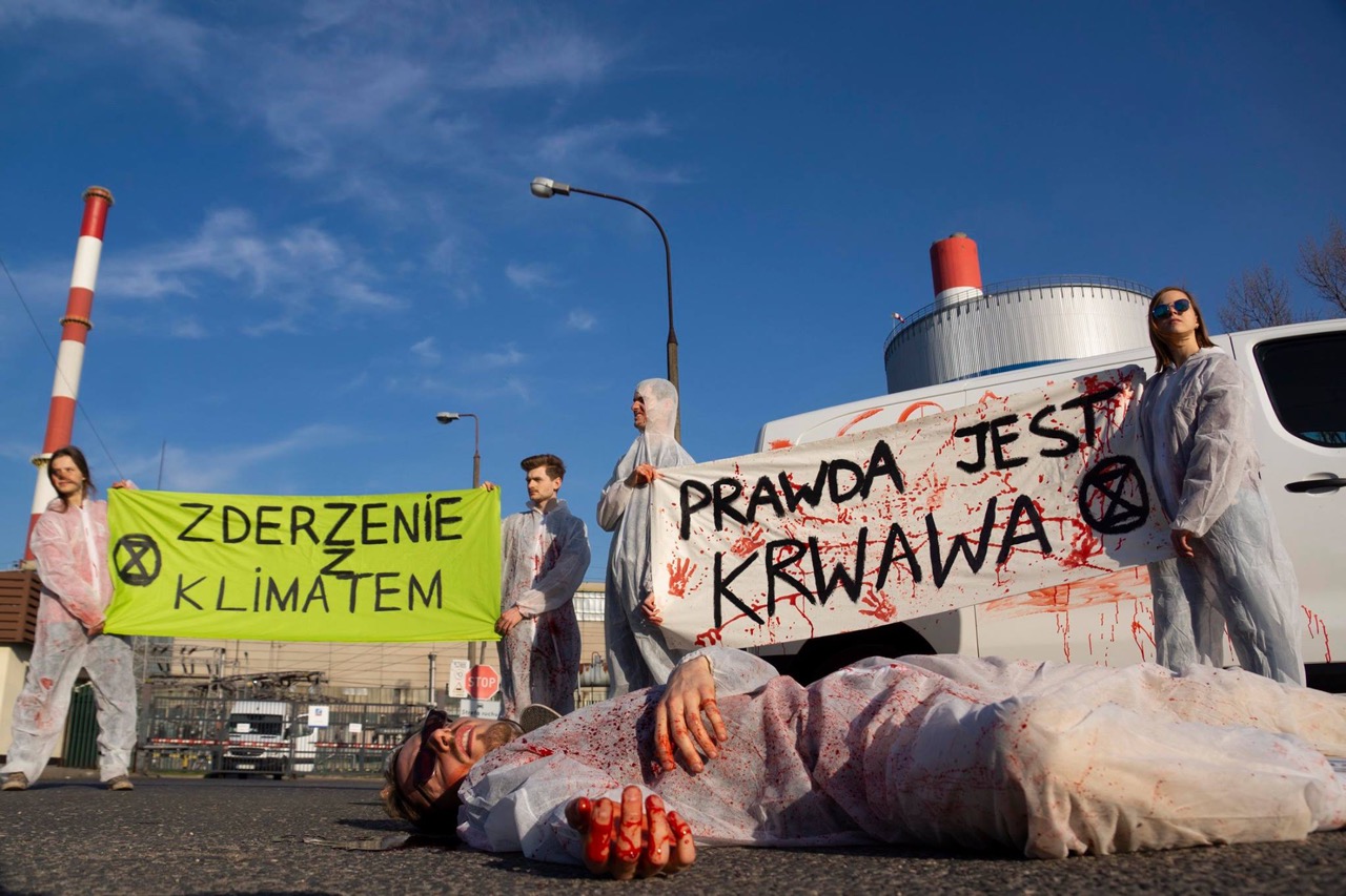 Aktywiści zrobili manifestację przed elektrociepłownią Siekierki, zainscenizowali wypadek