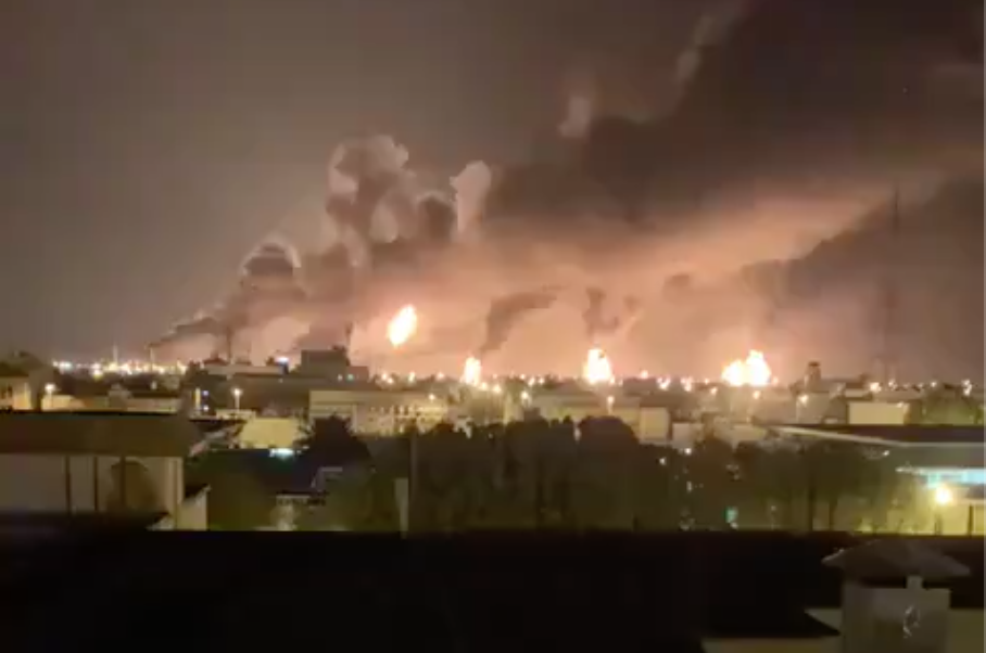 Arabia Saudyjska: atak dronami wywołał pożar w jednej z największych rafinerii na świecie