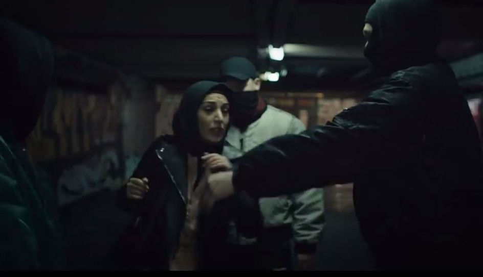 Dziwna kampania Polaka w UK łącząca wątki przemocy wobec imigrantów i reklamę farby