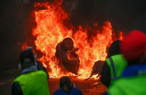 W Paryżu znowu palą samochody. Dziś rannych zostało 65 osób
