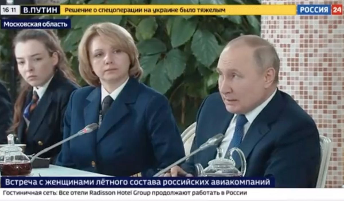 Rosyjska propaganda przygotowała jakiś dziwny materiał, jak Putin tłumaczy sytuację grupie stewardes