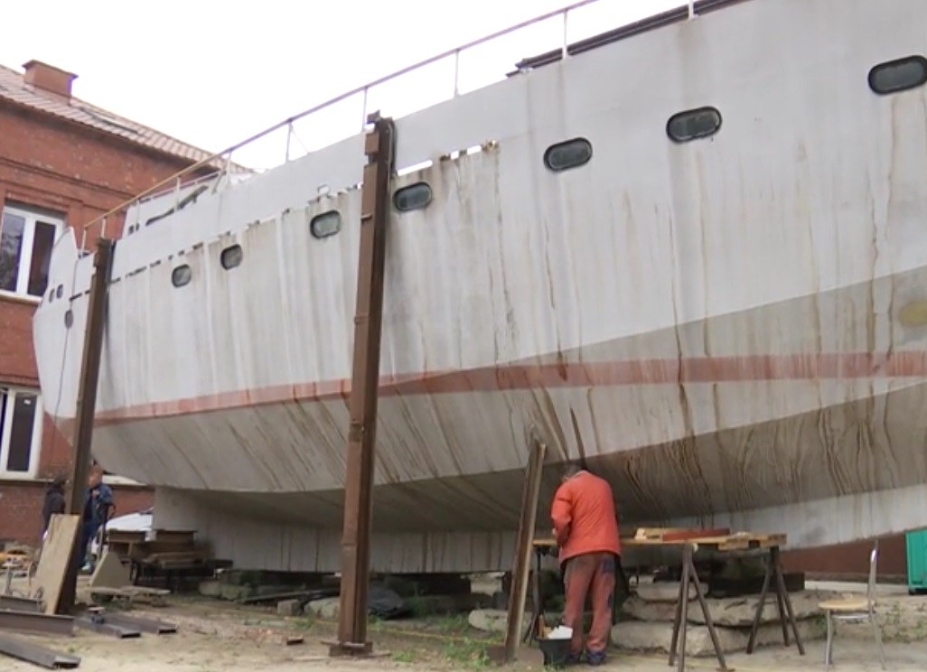 Warszawscy bezdomni zbudowali łódź, którą popłyną dookoła świata