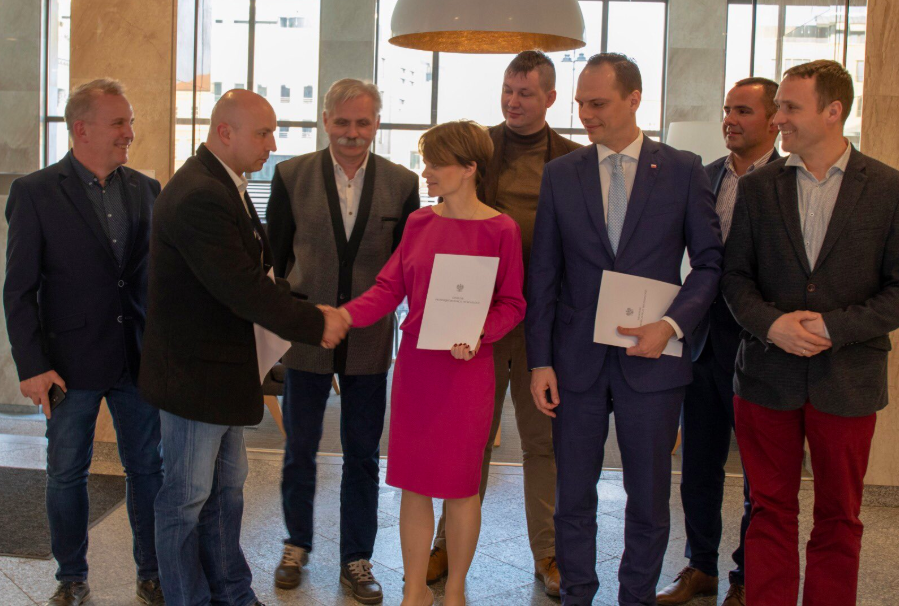 Taksówkarze zawieszają protest. Podpisano wstępne porozumienie z rządem