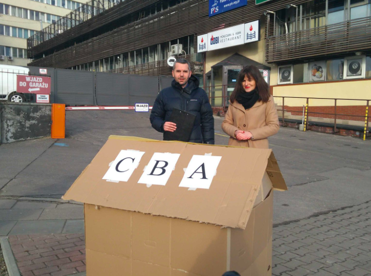 Partia Razem trolluje PiS. Postawiła tekturową siedzibę CBA na Nowogrodzkiej