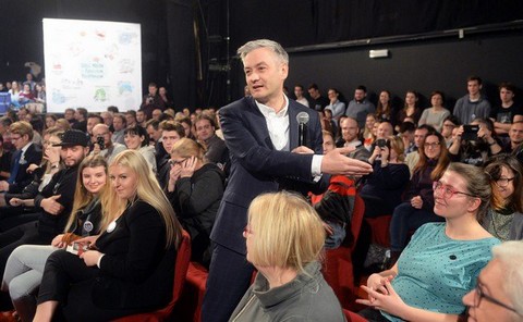 Biedroń: PO i PiS to trup