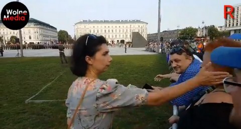 Kobieta, która spoliczkowała protestującą podczas obchodów Dnia Weterana, złożyła rezygnację