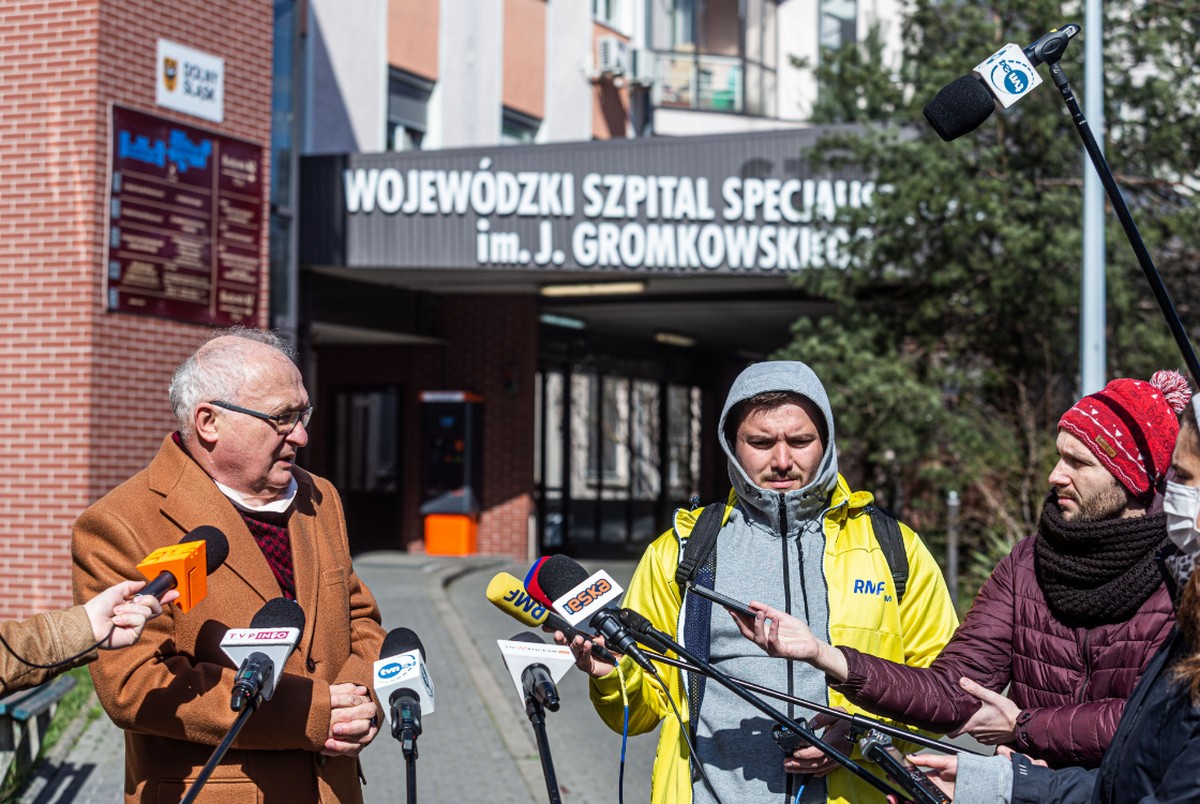 Wrocław: dwóch krzykaczy od "nie ma żadnej pandemii" walczy o życie w szpitalu 