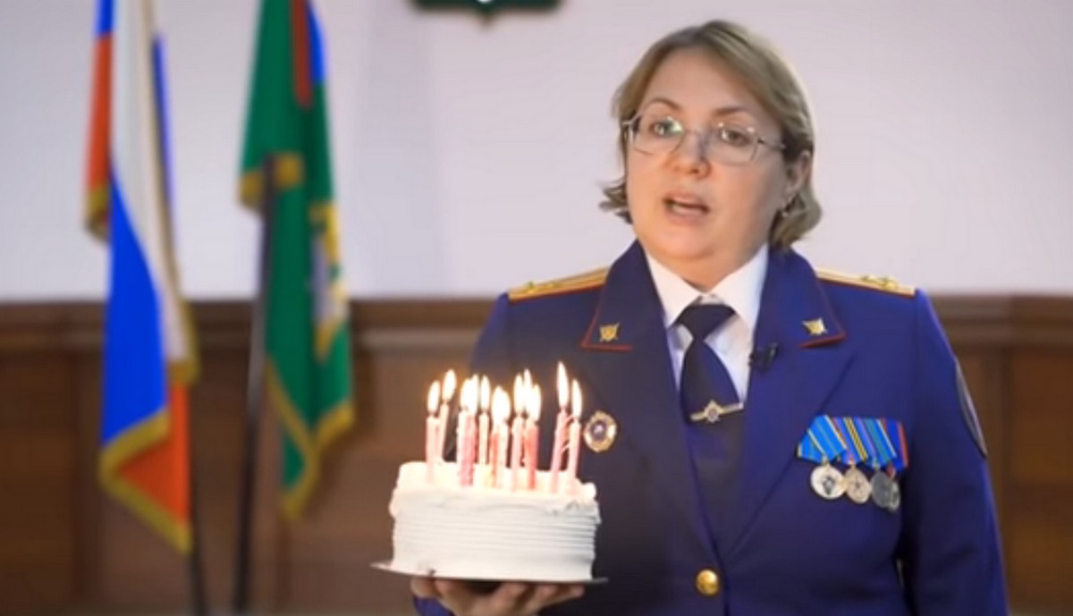 Rosja: mundurowi składają życzenia nastolatkom i przypominają, że już mogą zostać wsadzeni za przestępstwo