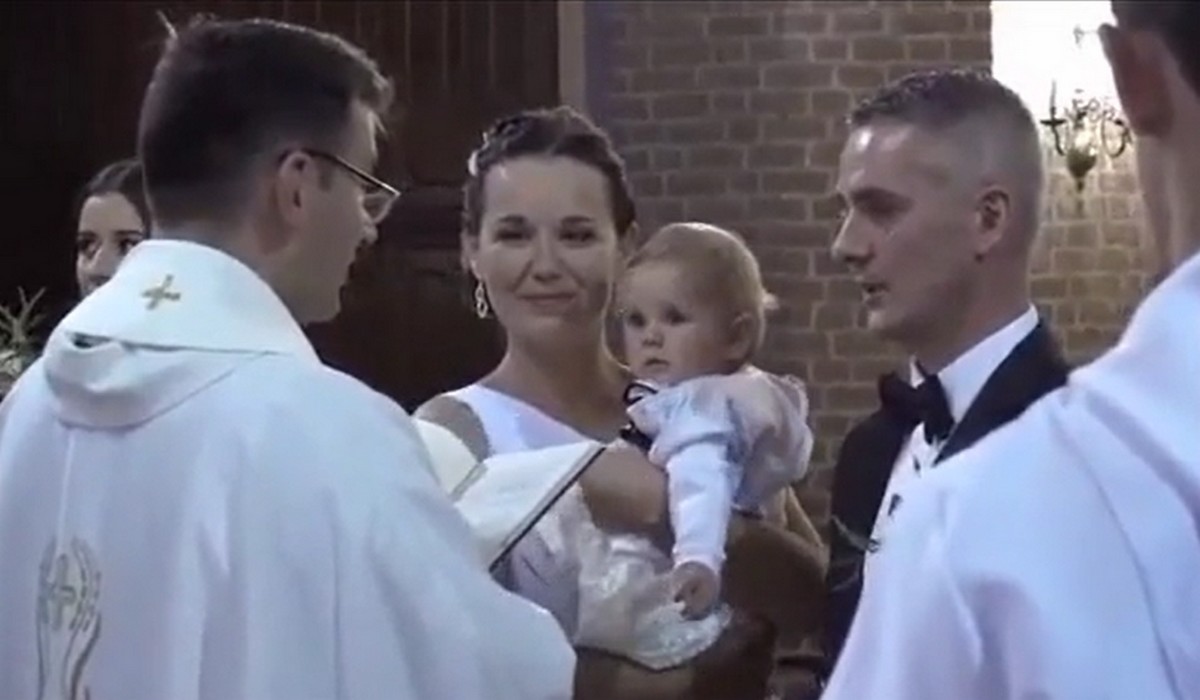 Ksiądz podczas chrztu ochrzanił ojca za pomyłkę, pieszczotliwie wyzywając go od tłuków