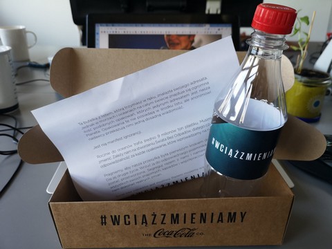 Coca-Cola rozsyła influencerom puste butelki do wyrzucenia i poucza o segregowaniu śmieci