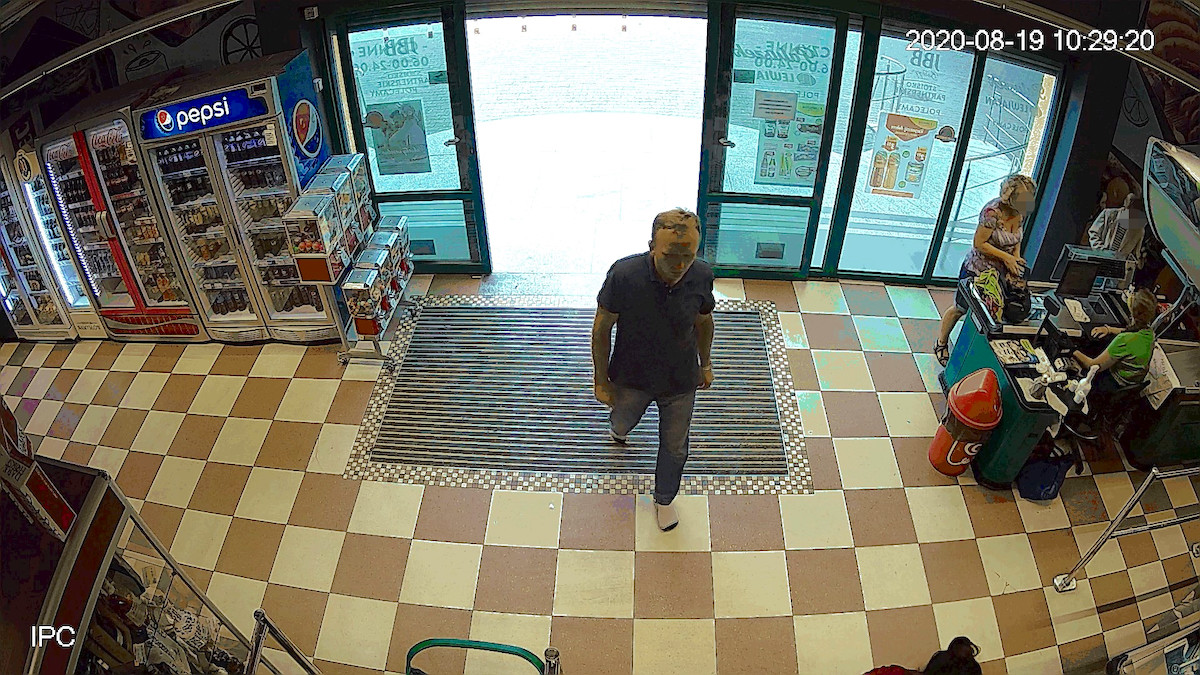 Toruń: jakiś pan wszedł do sklepu w skarpetkach, wziął pieniądze i sobie poszedł