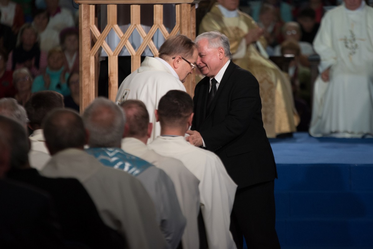 Jarosław Kaczyński dziękuje Rydzykowi w Toruniu: trzeba się w pas kłaniać ojcu dyrektorowi