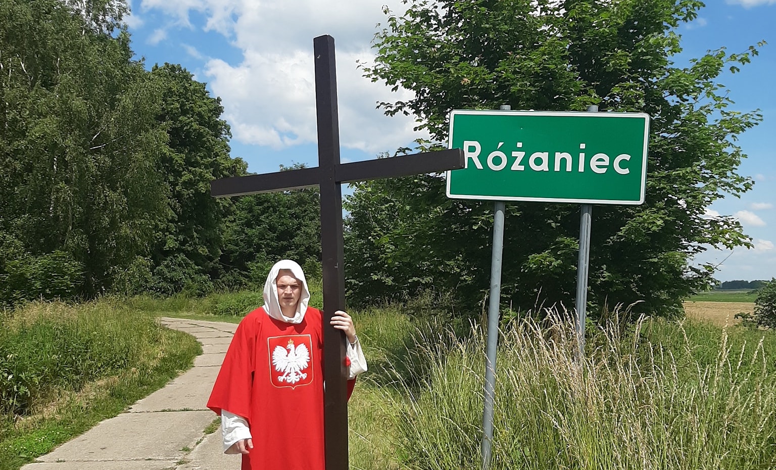 Sakrocelebryta: pielgrzym z jednoosobową krucjatą różańcową modli się o Państwo Boże