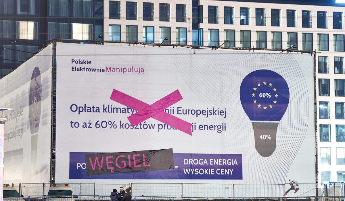 Nocna akcja Greenpeace. Przerobili "żarówkowy" billboard