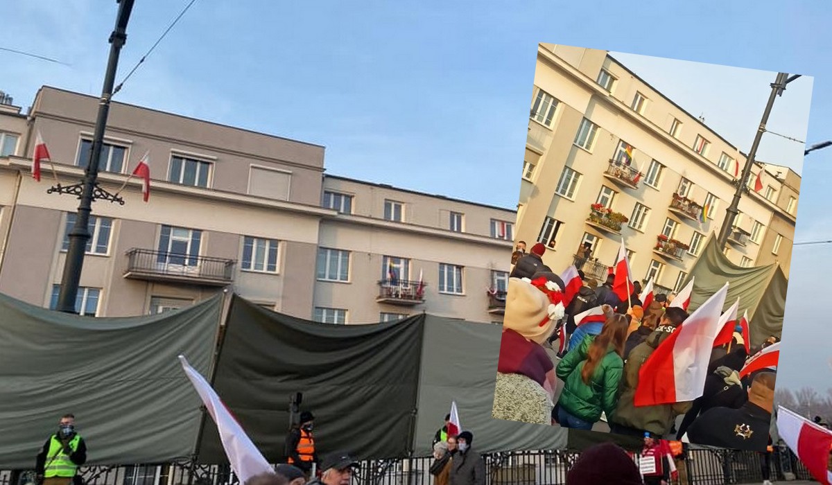 Organizatorzy marszu postawili płachtę, żeby przypadkiem tęcza na bloku kogoś nie sprowokowała